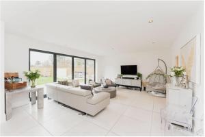 una gran sala de estar blanca con sofás y TV en 8986690/2023, en Birkenhead
