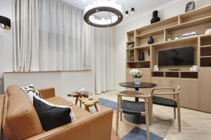 ein Wohnzimmer mit einem Sofa und einem Tisch in der Unterkunft Pick A Flat's Apartment in Saint Germain des Près - Rue du Cherche Midi in Paris
