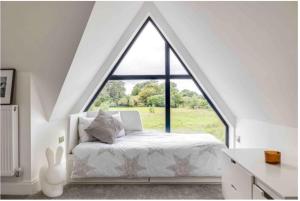 sypialnia z łóżkiem i dużym oknem w obiekcie 8986690/2023 w mieście Birkenhead