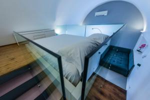 1 dormitorio con 1 cama con pared de cristal en Design home in Capri Piazzetta, en Capri