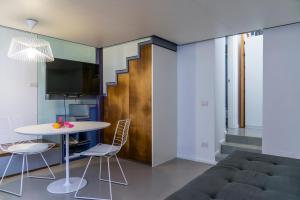 un salon avec une table, des chaises et un canapé dans l'établissement Design home in Capri Piazzetta, à Capri