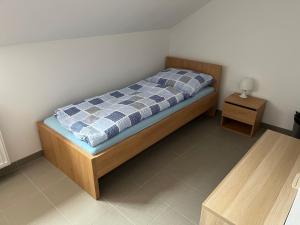 Postel nebo postele na pokoji v ubytování Apartmány Pod Věží Borovany