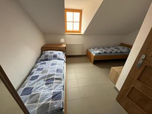 Postel nebo postele na pokoji v ubytování Apartmány Pod Věží Borovany