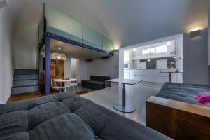 un salon avec un lit et une salle à manger dans l'établissement Design home in Capri Piazzetta, à Capri