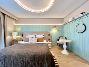 Ein Bett oder Betten in einem Zimmer der Unterkunft Emeria Dinard Thalasso Spa