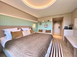 Ein Bett oder Betten in einem Zimmer der Unterkunft Emeria Dinard Thalasso Spa