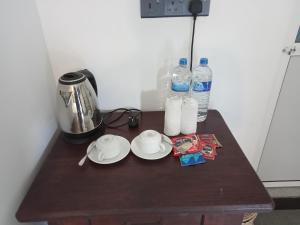 Příslušenství pro přípravu čaje a kávy v ubytování Ayubowan Homestay Katunayake