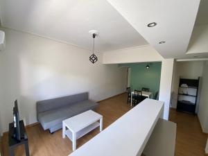 uma sala de estar com um sofá e uma mesa em Luxury apartment close to Glyfada beach em Atenas
