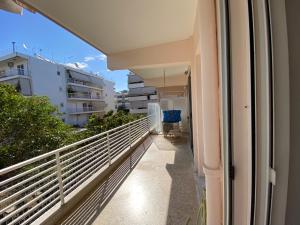 een balkon met uitzicht op een gebouw bij Luxury apartment close to Glyfada beach in Athene