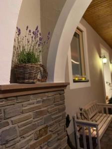 a vase of flowers sitting on top of a fireplace at NEU!!! Moselbleibe Ferienhaus 1903 in Bernkastel-Kues