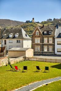 a group of chairs sitting in the grass in a yard at NEU!!! Moselbleibe Winzerhaus Kues in Bernkastel-Kues