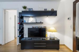 Televízia a/alebo spoločenská miestnosť v ubytovaní Cozy & comfy apt in Navigli area
