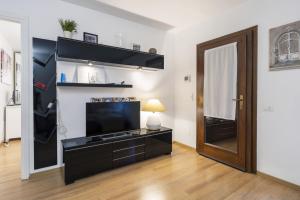 Televízia a/alebo spoločenská miestnosť v ubytovaní Cozy & comfy apt in Navigli area