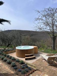 キアンチャーノ・テルメにあるLa Vittoria 10 – La Soglia della Val d’Orciaのホットタブ、庭園内のベンチを提供しています。