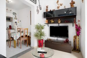 salon z telewizorem z płaskim ekranem i stołem w obiekcie Casa Maylin w mieście Playa Blanca
