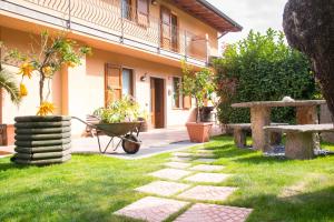 un jardín con un camino de piedra frente a un edificio en Guesthouse "Villa Tamas" en Limone sul Garda