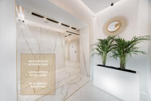 un vestíbulo con dos plantas en una pared en Aurum Aparthotel - Nowe Apartamenty blisko Plaży - Neue Appartements in Strandnähe, en Świnoujście