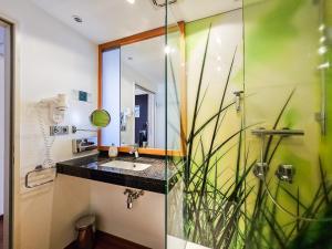 La salle de bains est pourvue d'un lavabo et d'une douche. dans l'établissement Valemi Stay - Selfservice, à Düsseldorf