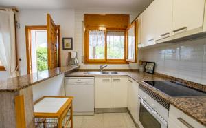 Kuchyňa alebo kuchynka v ubytovaní Chalet Marisol Riumar Pura Natura