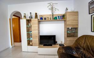 TV a/nebo společenská místnost v ubytování Chalet Marisol Riumar Pura Natura
