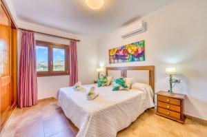 Giường trong phòng chung tại Ideal Property Mallorca - Villa Pintor +25 ảnh