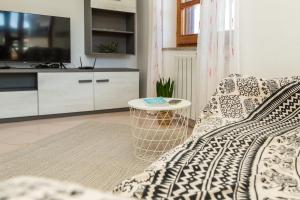 ein Wohnzimmer mit einem Bett und einem Tisch in der Unterkunft Casa a due passi dal mare in Àrbatax