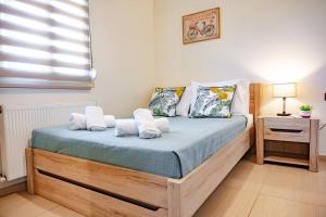 ein Schlafzimmer mit einem Bett mit zwei Handtüchern darauf in der Unterkunft Villa Penelope in Áyios Síllas