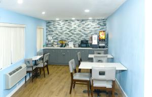 uma sala de jantar com paredes azuis e mesas e cadeiras em Hotel Aria em Mountain View