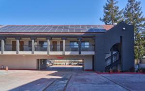 ein Gebäude mit Sonnenkollektoren darüber in der Unterkunft Hotel Aria in Mountain View