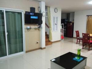 TV a/nebo společenská místnost v ubytování Sirivalai สิริวลัย
