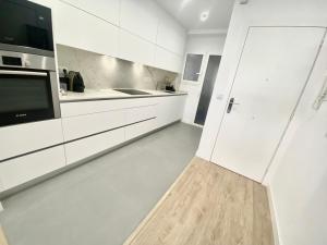 Cucina o angolo cottura di Barcelona Chic Apartments- Free PARKING - 10 min from BCN city centre by metro