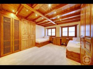 a bedroom with two beds and a desk in it at BACIVER de Alma de Nieve in Naut Aran
