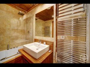 Un baño con lavabo blanco y ducha. en BACIVER de Alma de Nieve, en Naut Aran (Alto Arán)