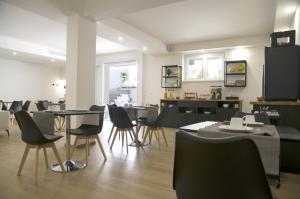 uma sala de jantar com cadeiras e uma mesa e uma cozinha em Galileo Suite em Trani