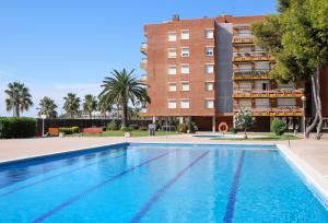 Bazén v ubytovaní AT080 Pins, comunidad con piscina en 1ra línea de la playa alebo v jeho blízkosti