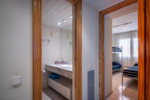 Posteľ alebo postele v izbe v ubytovaní AT080 Pins, comunidad con piscina en 1ra línea de la playa
