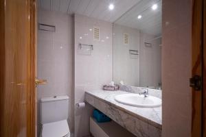 Kúpeľňa v ubytovaní AT080 Pins, comunidad con piscina en 1ra línea de la playa
