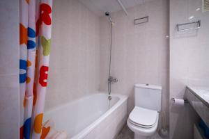 Kúpeľňa v ubytovaní AT080 Pins, comunidad con piscina en 1ra línea de la playa