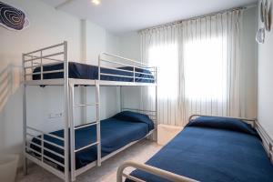 Posteľ alebo postele v izbe v ubytovaní AT080 Pins, comunidad con piscina en 1ra línea de la playa