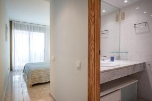 Posteľ alebo postele v izbe v ubytovaní AT080 Pins, comunidad con piscina en 1ra línea de la playa