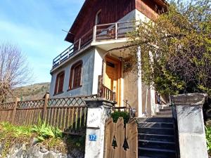 a house with a wooden fence in front of it at Appartement Brides-les-Bains, 3 pièces, 4 personnes - FR-1-512-267 in Brides-les-Bains