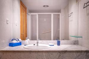Kúpeľňa v ubytovaní AT080 Pins, comunidad con piscina en 1ra línea de la playa