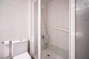 Kúpeľňa v ubytovaní AT080 Pins, comunidad con piscina en 1ra línea de la playa