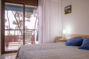 Posteľ alebo postele v izbe v ubytovaní AT080 Pins, comunidad con piscina en 1ra línea de la playa