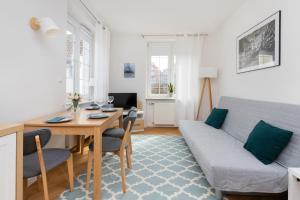un soggiorno con tavolo e divano di Apartment Old Town Gdańsk by Renters a Danzica