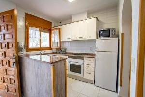 Kuchyň nebo kuchyňský kout v ubytování Chalet Marisol Riumar Pura Natura