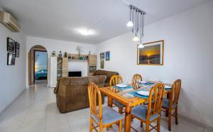 Televízia a/alebo spoločenská miestnosť v ubytovaní Chalet Marisol Riumar Pura Natura