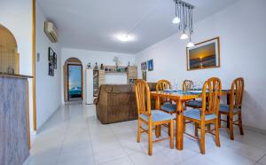 Kuchyň nebo kuchyňský kout v ubytování Chalet Marisol Riumar Pura Natura