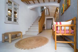 Habitación con escalera, silla y alfombra. en Calma Hotel, en Ciutadella