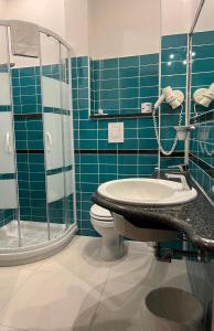 e bagno con lavandino, servizi igienici e doccia. di Hotel Europa Parking a Livorno